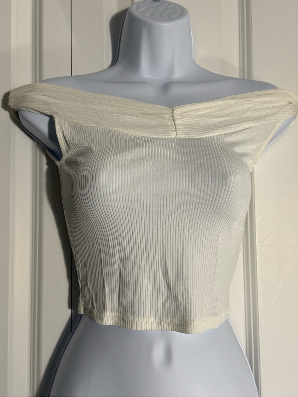silence + noise Off-Shoulder Ribbed Crop Top in White
